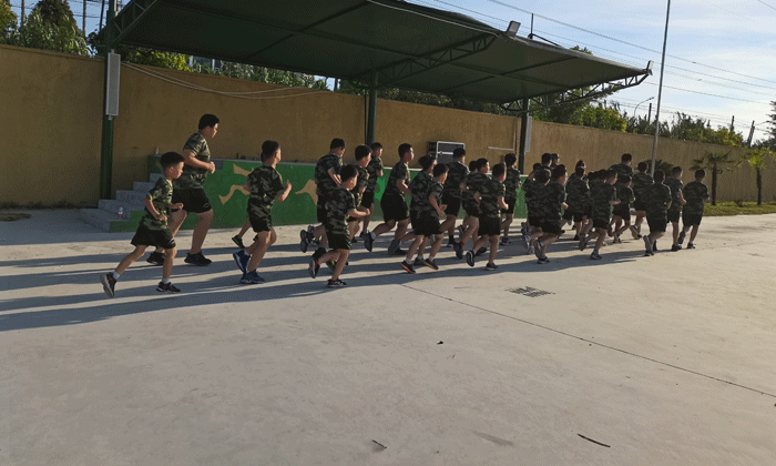 孩子參加軍事夏令營(yíng)都有哪些意義？.gif