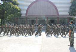 軍事夏令營(yíng)讓孩子不怕挫折！