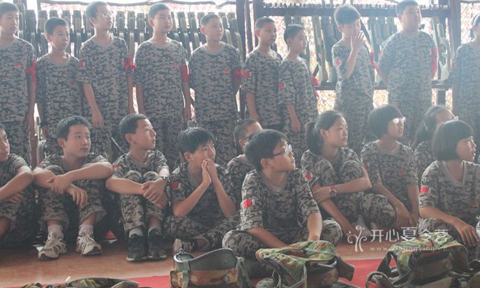 青少年軍事化訓(xùn)練營(yíng)