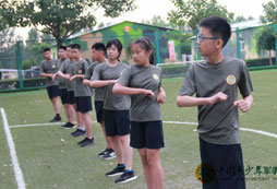 參加軍事夏令營(yíng)活動(dòng)帶孩子感受真正的軍營(yíng)！