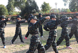 參加軍事夏令營(yíng)的好處！