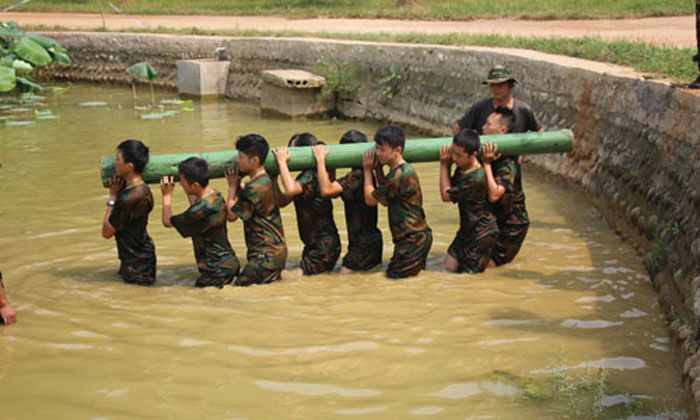 青少年軍事夏令營吃苦活動