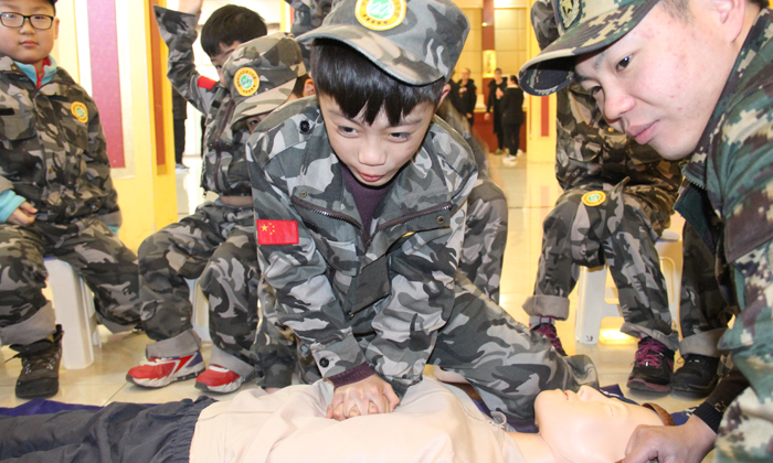 孩子叛逆參加軍事夏令營(yíng)好不好