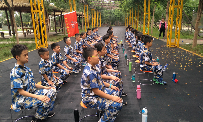 孩子參加軍事夏令營(yíng)