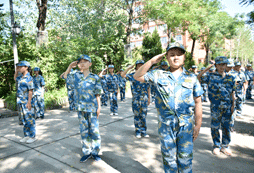 軍事夏令營(yíng)全面激發(fā)孩子潛力！