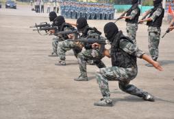 參加軍事拓展夏令營(yíng)親身體驗(yàn)部隊(duì)生活！