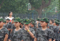 想要給孩子一個(gè)難忘的成長(zhǎng)體驗(yàn)？軍事夏令營(yíng)報(bào)名哪家好，答案在這里！