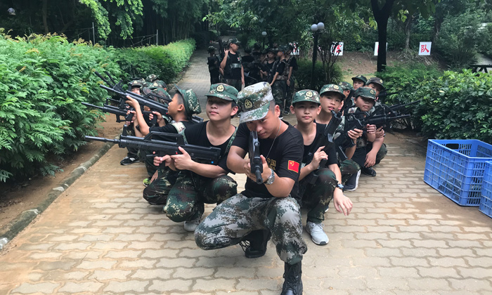 中學(xué)生軍事夏令營(yíng)