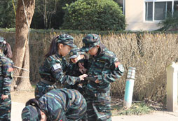 想讓孩子成為一名真正的軍人就來(lái)參加軍事化夏令營(yíng).