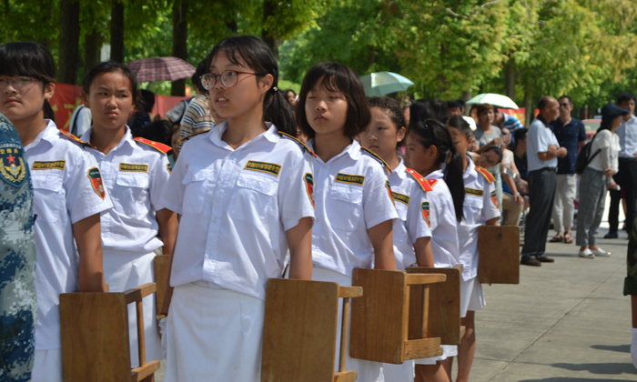 女孩軍事夏令營(yíng)