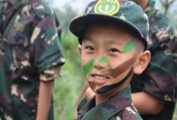 參加上海少年軍事訓(xùn)練營(yíng)體驗(yàn)真實(shí)的戰(zhàn)地風(fēng)云！