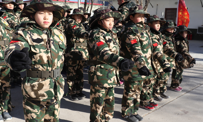 孩子去軍事夏令營