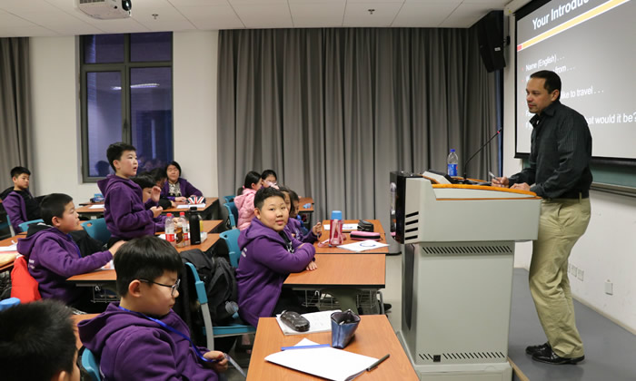 高一男孩放暑假后報(bào)夏令營