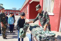 軍世紀(jì)夏令營(yíng)會(huì)給孩子發(fā)放什么衣物呢？