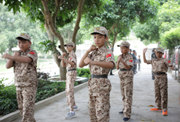 參加軍訓(xùn)夏令營(yíng)改善青少年的不良習(xí)慣