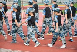 軍訓夏令營選哪家，專業(yè)機構報名