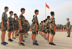 重慶軍訓(xùn)夏令營價格表，為孩子選擇減負(fù)！