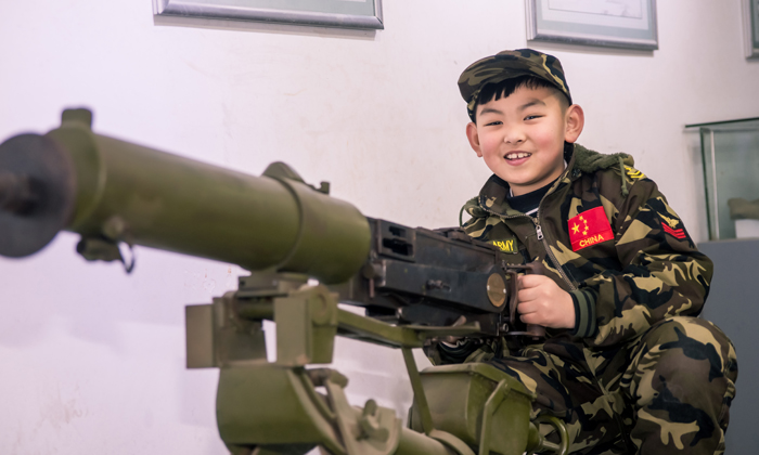 前方有敵人，趕緊進行掃射
