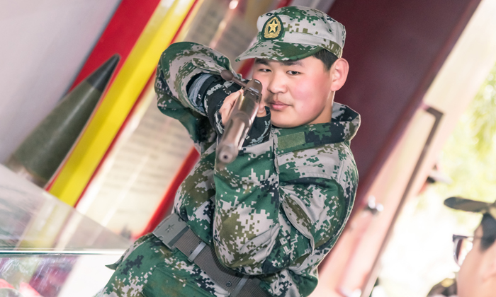 不許動，舉起手來