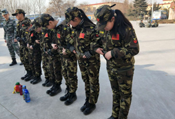 暑期軍事訓(xùn)練營(yíng)提升孩子與人交往的能力