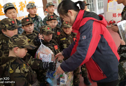 參加軍事訓(xùn)練夏令營(yíng)會(huì)給孩子帶來(lái)哪些收獲