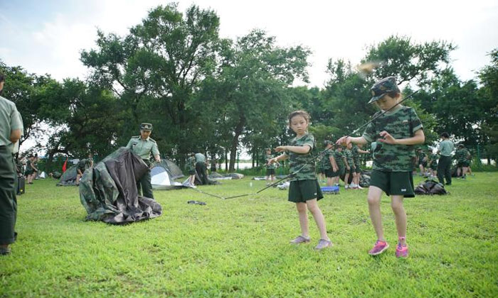 學(xué)員一起搭帳篷