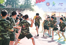 進(jìn)行趣味活動(dòng)的學(xué)員們
