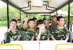 坐觀光車的學(xué)員們