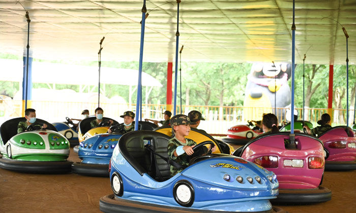 玩碰碰車的學員們