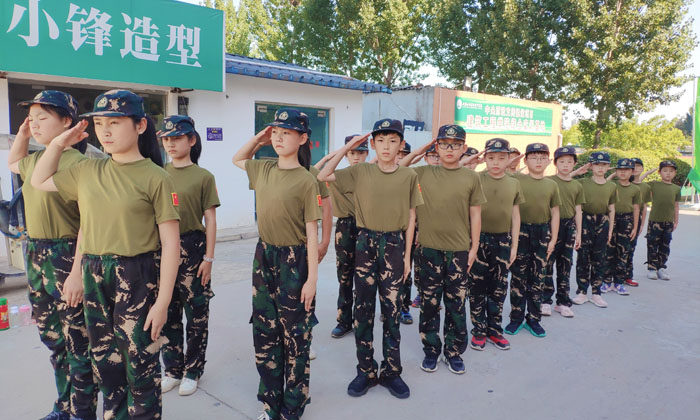 站軍姿，敬禮