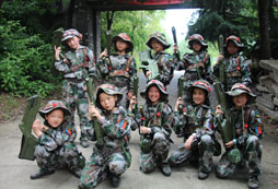 康定軍事拓展夏令營(yíng)培養(yǎng)孩子正確軍事精神！