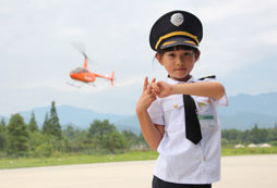 空中夏令營(yíng)小學(xué)生活動(dòng)讓你體驗(yàn)一次精彩的飛行