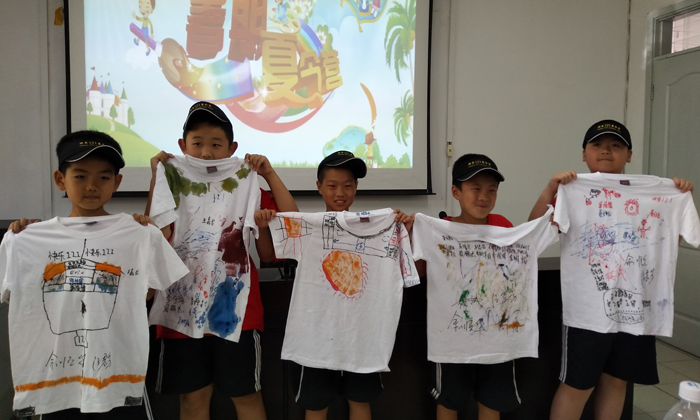 親子繪制自己的營服