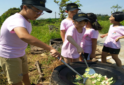 學員自己學做飯
