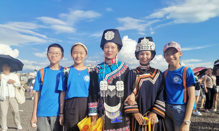 與當(dāng)?shù)厝撕险? width=