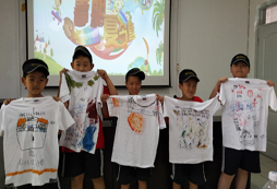 親子繪制自己的營服