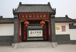和其他國(guó)學(xué)班相比，你們的特色和優(yōu)勢(shì)在哪里？