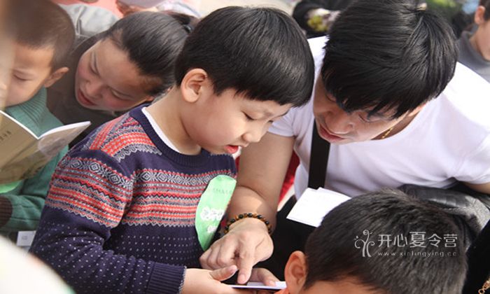 組織學(xué)生家長(zhǎng)到植物園誦讀《弟子規(guī)》親子活動(dòng)