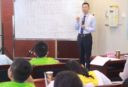 參加暑期口才夏令營(yíng)全面提高孩子的口頭表達(dá)能力