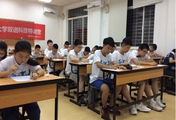 暑期英語(yǔ)口語(yǔ)夏令營(yíng)的費(fèi)用是多少？