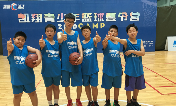 在凱翔籃球夏令營中的合影