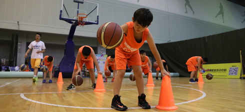 在夏令營(yíng)結(jié)識(shí)一群熱愛(ài)籃球的小伙伴