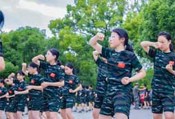 練習(xí)軍體拳