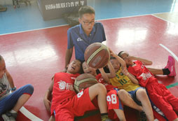 參加夏令營(yíng)讓孩子享受籃球運(yùn)動(dòng)帶來的快樂