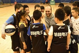 籃球夏令營(yíng)給孩子最專業(yè)的訓(xùn)練和外語環(huán)境