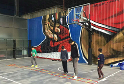 參加籃球夏令營豐富孩子的假期生活