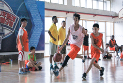 想要豐富暑期生活就來(lái)參加籃球夏令營(yíng)