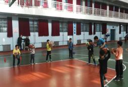  參加籃球夏令營(yíng)來(lái)一次封閉式的訓(xùn)練