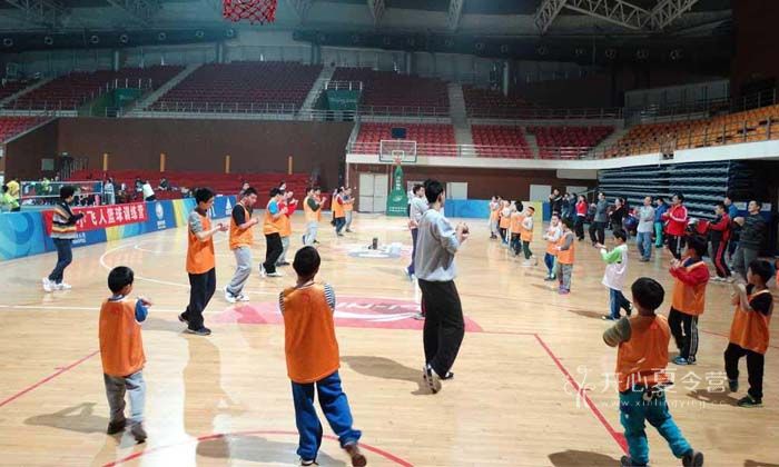 上?；@球夏令營(yíng)