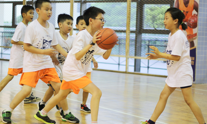參加籃球夏令營(yíng)是小孩鍛煉身體的好方法